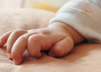 Ngjarje tragjike! 5-vjeçarja i merr jetën vëllait 21-ditësh, ja cfare dyshohet