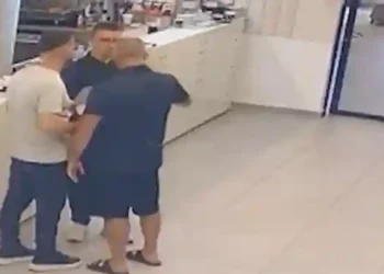 Video/ ‘Më solle një shishe ujë tepër’, efektivi dhe miku i tij dhunojnë kamerierin 18-vjeçar në Vlorë në sy të klientëve!