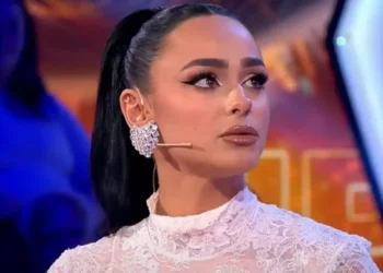 E harroi Gjestin? Egli poston foton e papritur, e mbërthyer nga krahët e këtij personi (Foto)