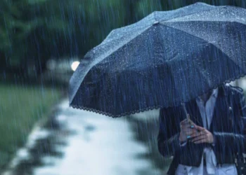 Bëhuni gati! Jepet ALARMI, nesër Shqipëria pushtohet nga reshje të forta shiu!