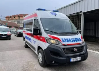 Aksident tronditës! Makina humb kontrollin dhe bie në det, katër të vd*kur