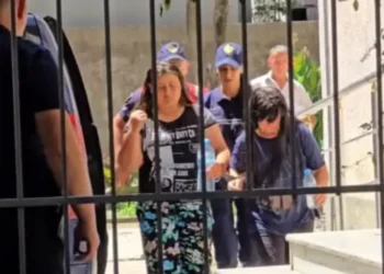 ‘Të qeta, pa shenja dhimbje dhe pendese në fytyrë…’ Paraqiten para gjykate nën e bijë që i morën jetën të atit