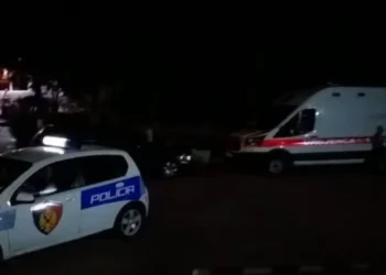 Makina humb kontrrollin dhe përplaset me shtyllen elektrike, 2 persona…