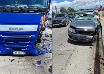 Aksident i rëndë në vend: Makina përplaset me kamionin, 2 persona nisen me urgjenc ne spital!