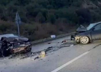 Aksident tronditës në vend! Makinat bëhen copash, 3 persona raportohet të…