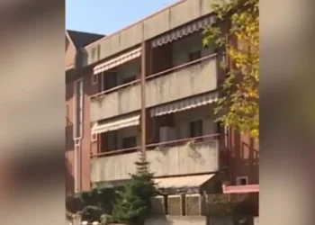 E RËNDË/ 41-vjeçari vr*t me thikë ish-të dashurën, telefonon policinë dhe…