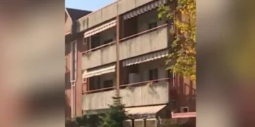 E RËNDË/ 41-vjeçari vr*t me thikë ish-të dashurën, telefonon policinë dhe…