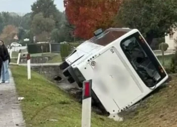 Autobusi i shkollës përplaset me një mjet, dhe përfundon në kanal/ Shoferit i ishte pezulluar patenta
