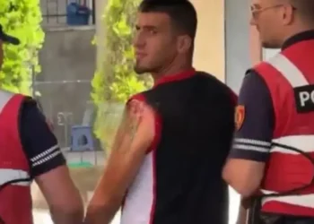Nëna e autorit të dyshuar për kr*min në Pogradec: “Nuk e ka vr*rë djali im, ai nuk krijonte kurrë probIeme”