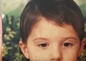 Sot është një nga këngëtaret më të njohur, e njihni dot këtë vogëlushin në foto?!