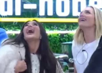 VEMENDJE: Babai i Selin sjell mesazhin e fortë në shtëpi nga ajri! Ja cfarë i thotë ai Gretës, Selinit dhe Gimbos