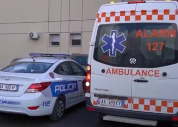 U aksidentua për vd*kje në autostradën Tiranë-Durrës, identifikohet 28-vjeçari (EMRI/Foto)