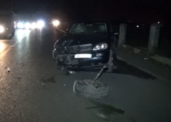 Aksident tragjik në vend! Makina bëhet copash, dy persona…