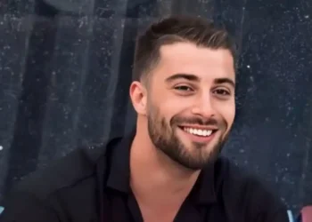 Meritoni ngacmon LIVE gazetaren ne studio: Po kjo karamelja kush është?