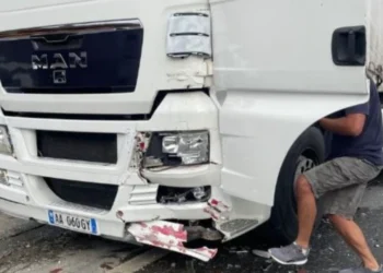 Aksident i rëndë në vend! Makina përplaset me kamionin, një person…