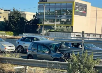 Aksident i frikshëm në autostradë! Makina përplaset me trafikndarësen, ja cfare raportohet