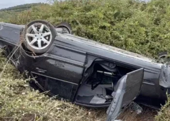 Aksident i frikshëm në vend! Makina përfundon në kanal ja cfarë për personat…