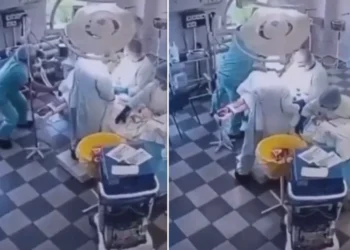 Video virale në rrjet/ Mjekët ‘heronj’ nuk i ndal as tërmeti 8.8 ballë, në mes të operacionit shtrëngojnë pacientin!