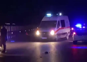 Aksident i frikshëm! Humb jetën 34 vjecari, dy të tjerë të pIagosur rëndë, fluturojnë nga ura në përrua.