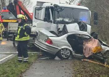 Aksident fatal! Humbin jetën 3 persona, makina përplaset me kamionin