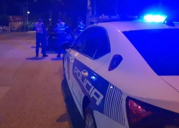 Cudira shqiptare: Polici i dehur përplas një makinë, nje grua…