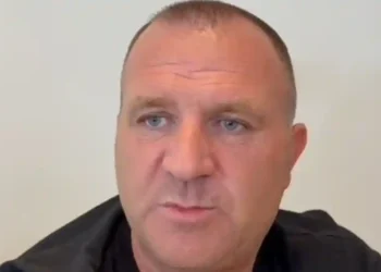 Të shoqen ia përplasën me makinë dhe mbeti e paralizuar, efektivi i rrugores akuzon ish-shefin e qarkullimit që dhunoi kamarierin në Vlorë: Ardian Isufi fshehu provat!