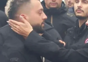 Nuk mbahen lotët/ Ja momenti kur Egli ngushëllon dhe përqafon Gjestin!