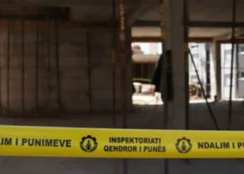 Ra nga çatia e ndërtesës ku po punonte, ndërron jetë 40-vjeçari