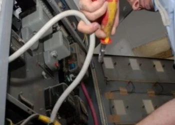 Bie në kontakt me energjinë elektike, humb jetën gruaja në oborrin e shtëpisë!