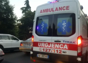 Ngjarje e rëndë! Ra nga lartësia e catisë ku po punonte, humb jetën punëtori!