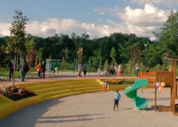 E FUNDIT: Fëmija 2 vjec rrëzohet në këndi i lojërave në Shëngjin, dhe…