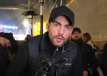 Pas përleshjeve me Policinë, Adriatik Lapaj rikthehet te Kryeministria, i ndodh e papritura gjatë LIVE-s: S’mendoja që