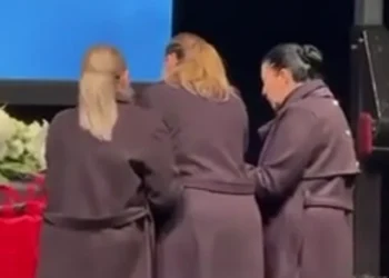 Pamje të trishtueshme nga cermonia m*rtore e Shpatit! Nëna dhe bashkëshortja të copëtuara, qajnë me të madhe