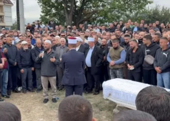 Ky detaj i babait të Gjestit në varrimin e të birit 15 vjecar po rrënon zemrat e të gjithëve! (FOTO)