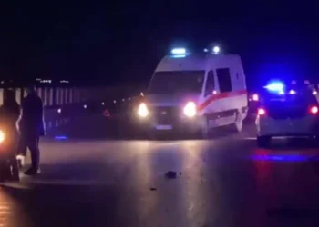 EMRAT/ Aksident i rëndë, makina del nga rruga dhe përplaset me shkallët e një banese, humbin jetën dy të rinj