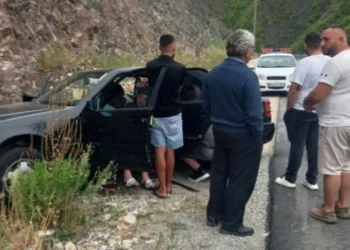 Aksident i rëndë në Rrugën e Arbërit: Makina përfundon në kanal, 2 persona…