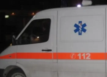 Aksident TR*GJIK në vend, polici përplas për vd*kje pasagjeren sapo ajo del nga autobusi