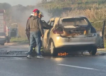 Aksident i frikshëm në vend! Makina përfshihet nga flakët, nëna me dy fëmijët e saj të m*tur…