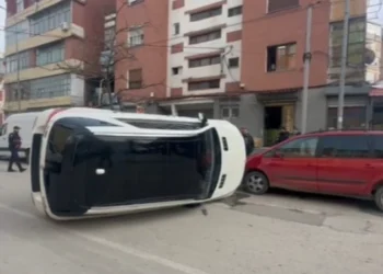 Aksident i rëndë në vend! Makina përmbyset në mes të rrugës, cifti i bashkëshorteve…