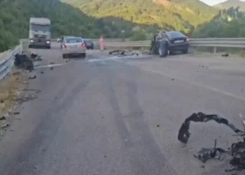 Aksident në vend! Makina përfundon në kanal, shoferi dhe pasagjeri…