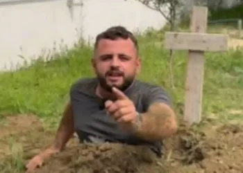 I ndodh e papritura agjentit imobilar pasi u “v*rros” për disa klikime (Foto)