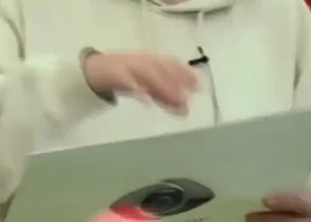 Mbërrin një tjetër zarf për Rogertin në shtëpi, banorëve u njoftohet se…