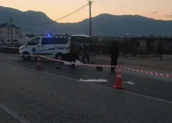 Aksident tronditës në vend! Makina e merr para, humb jetën kalimtarja