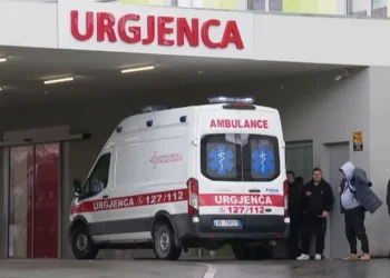 E tmerrshme në vend: Burri e fut gruan 5 ditë në koma në shtëpi pa bukë e ilaçe, ndërron jetë në spital