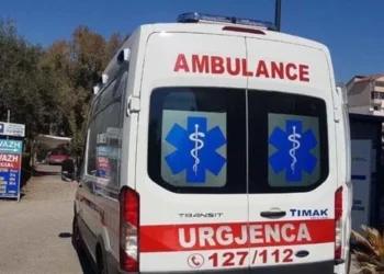 E rende! Po udhëtonte me foshnjen, 30-vjeçarja pëson krizë epilepsie dhe aksidentohet