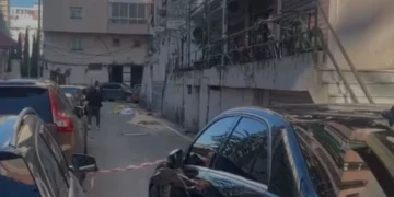 E frikshme në Tiranë! Babai i tre fëmijëve i jep fund jetës, hidhet nga pallati dhe…