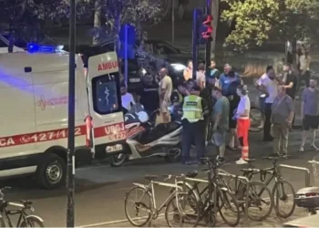 Aksident i rëndë në mes të qytetit! Makina përplaset me motorin, një person…