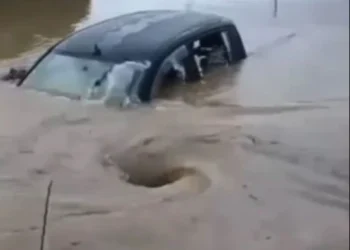 E tmerrshme! Uji në formën spirale tërheq makinën, 3 persona që ndodheshin brenda saj…