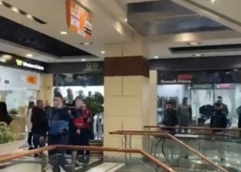 Grabitje me a*më brenda qendrës tregtare në TIRANE…