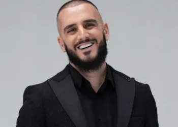 Këngëtari i njohur bëhet baba për herë të tretë, EMRI që ka zgjedhur për vajzën do ju lë PAFJALE!